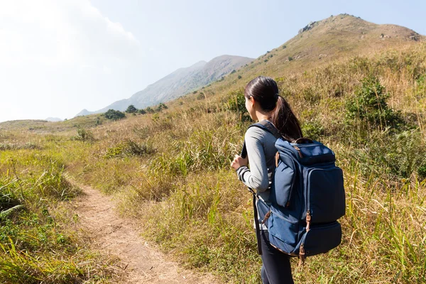 Asian woman go hiking in mountains — Stock Photo, Image