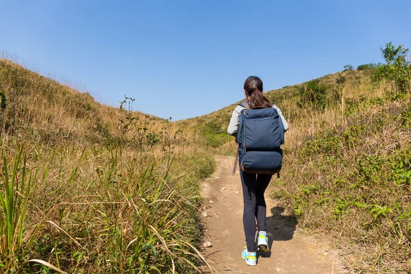Azjatycki dama piesze wędrówki w górach — Zdjęcie stockowe