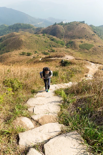 女人走到那座山的顶部 — 图库照片