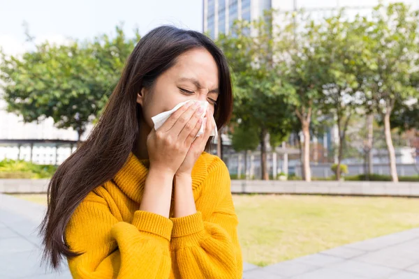 Aziatische jonge vrouw waait neus — Stockfoto