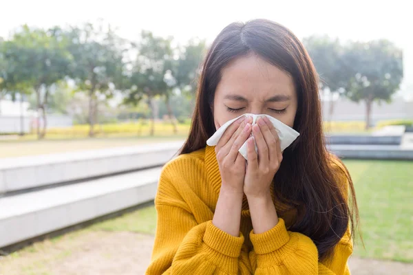 Wanita muda Asia meniup hidung — Stok Foto