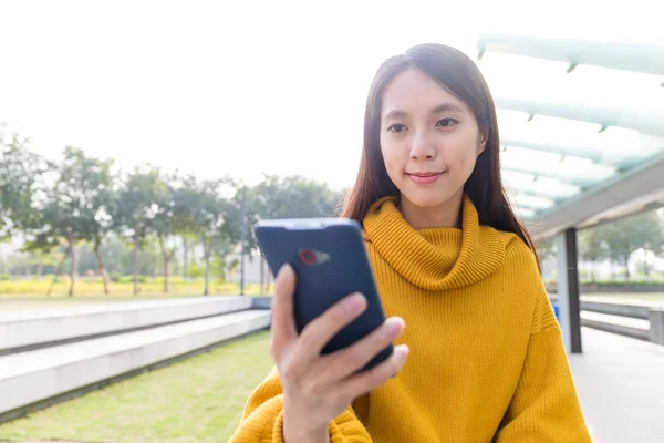 Kvinna med hjälp av mobiltelefon på utomhus — Stockfoto