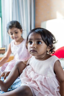 Hintli kız kardeşi beraber yatağa oynamak