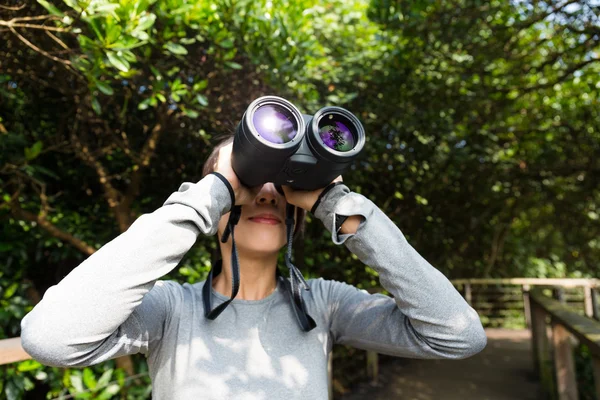 女人在森林使用双筒望远镜 — 图库照片