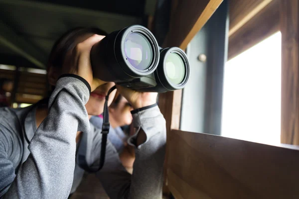 亚洲女人使用双筒望远镜观鸟 — 图库照片