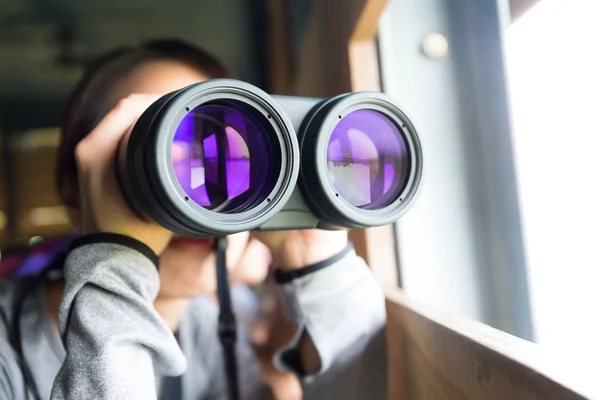 Asiatico donna utilizzando binocolo per birdwatching — Foto Stock