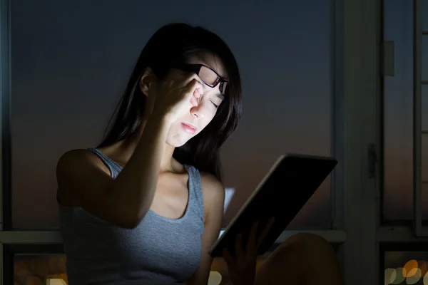 Mulher com comprimido à noite sentindo cansaço — Fotografia de Stock