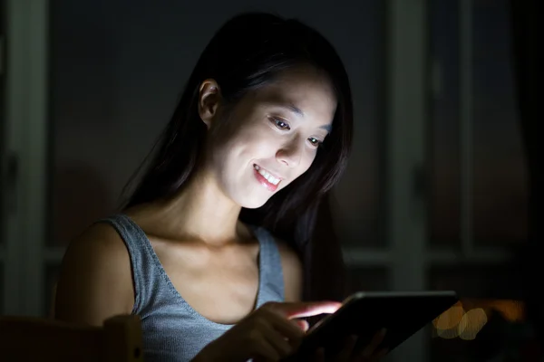 Mulher usando tablet pc à noite — Fotografia de Stock