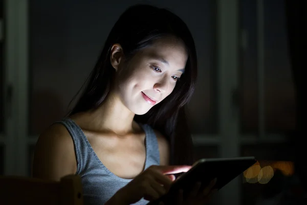 Wanita menggunakan tablet pc di malam hari — Stok Foto