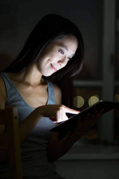 Mulher usando tablet pc à noite — Fotografia de Stock