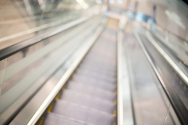 Rolltreppe verschwimmt Hintergrund mit Bokeh — Stockfoto