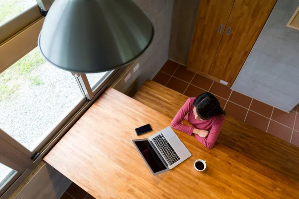 Vrouw met behulp van zakboekje computer thuis — Stockfoto