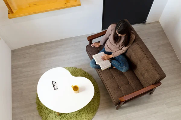 Mujer leyendo libro en casa — Foto de Stock