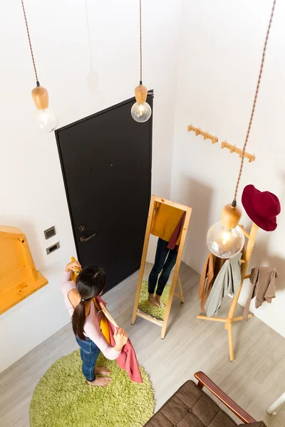 Asian young woman choosing the clothes — Stock Photo, Image