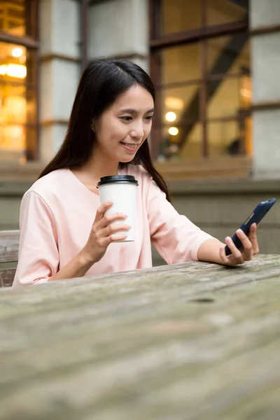 Donna che utilizza il cellulare al caffè all'aperto — Foto Stock