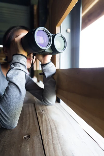 Aziatische vrouw met verrekijkers voor vogelobservatie — Stockfoto