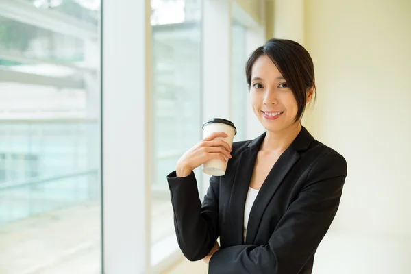 Jeune femme d'affaires asiatique en costume d'affaires — Photo