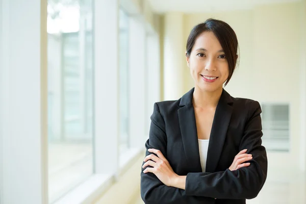 Junge asiatische Geschäftsfrau in Business-Anzug — Stockfoto