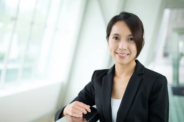 Junge asiatische Geschäftsfrau in Business-Anzug — Stockfoto