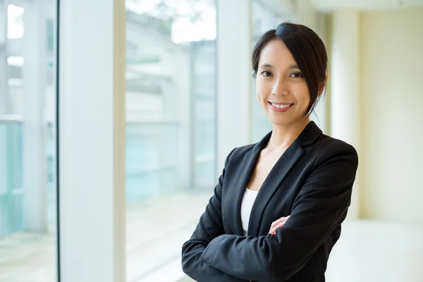 Junge asiatische Geschäftsfrau in Business-Anzug — Stockfoto