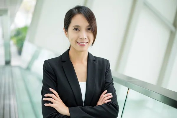 Junge asiatische Geschäftsfrau in Business-Anzug — Stockfoto