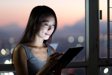 Asyalı kadın dijital tablet PC'yi kullanma