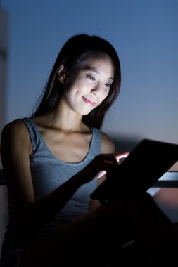 Asyalı kadın dijital tablet PC'yi kullanma