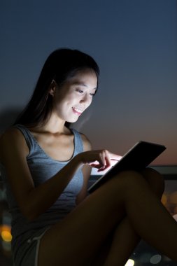 Asyalı kadın dijital tablet PC'yi kullanma