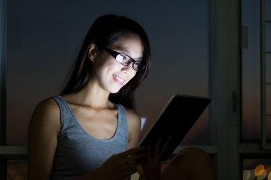 Asyalı kadın dijital tablet PC'yi kullanma