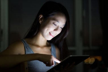 Asyalı kadın dijital tablet PC'yi kullanma