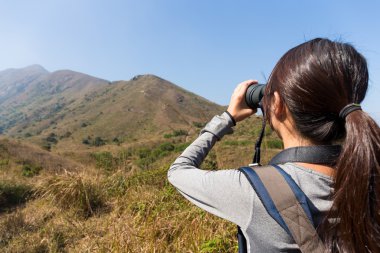 genç kadın olsa dürbün izlerken