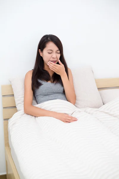 Asiática mulher bocejando na cama — Fotografia de Stock