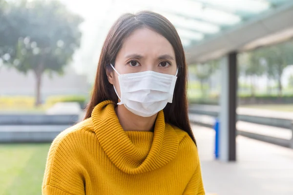 Mujer asiática usando mascarilla —  Fotos de Stock