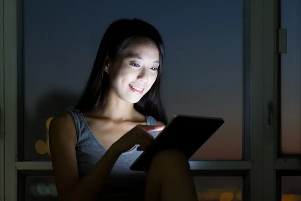 Mulher asiática usando tablet digital pc — Fotografia de Stock
