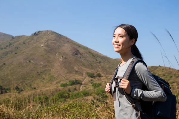 山の中のリュックを持つ女性ハイカーは — ストック写真