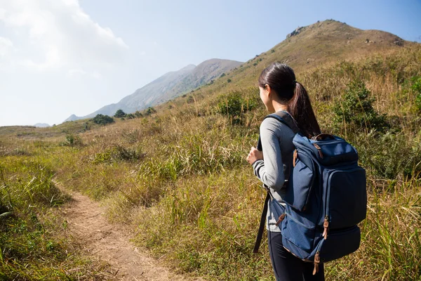 Azjatycki dama piesze wędrówki w górach — Zdjęcie stockowe