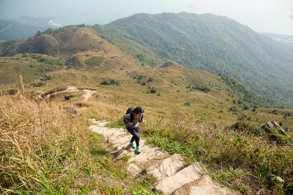 女人走到那座山的顶部 — 图库照片