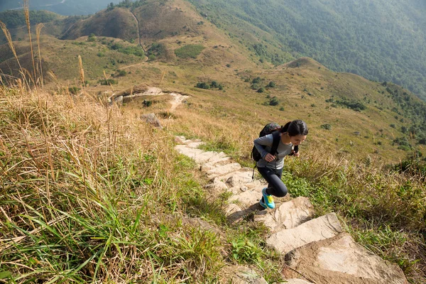 Femeia urcă pe vârful muntelui — Fotografie, imagine de stoc
