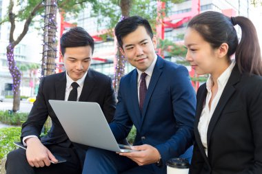 bir dizüstü bilgisayarda tartışırken iş adamları