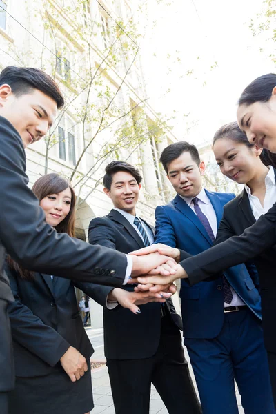Les gens d'affaires unissent leurs mains — Photo