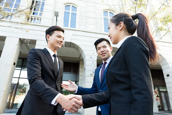 Zakenman schudden handen met nieuwe partner — Stockfoto