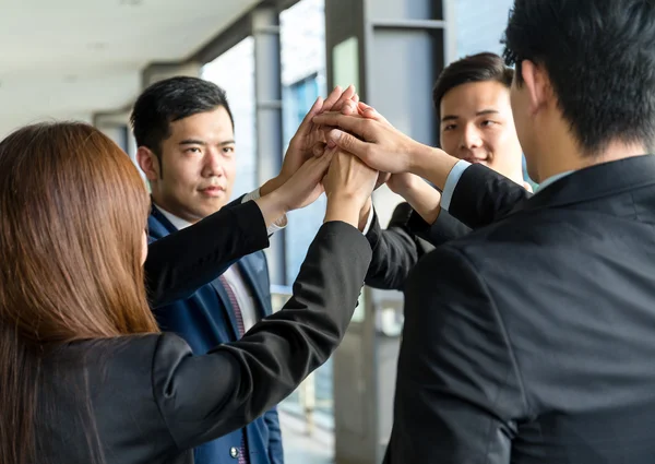 Mensen uit het bedrijfsleven handen samen te voegen — Stockfoto