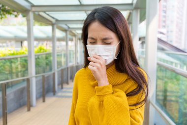 Asyalı kadın öksürük