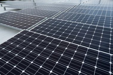 Binanın çatısında güneş panelleri