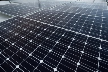 Binanın çatısında güneş panelleri