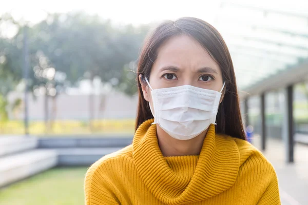 Aziatische vrouw dragen gezichtsmasker — Stockfoto