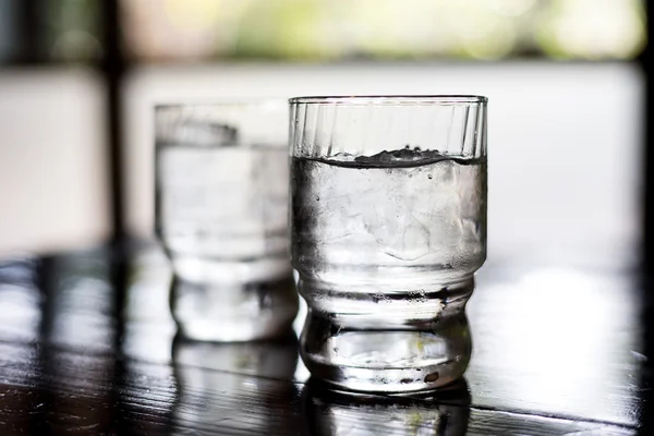Glazen water op tafel in restaurant — Stockfoto