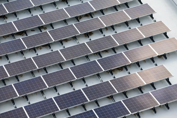 Pannelli solari sul tetto dell'edificio — Foto Stock