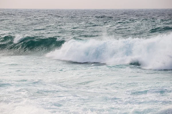 Waves on empty ocean — Stock Photo, Image