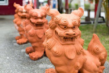 Japon aslan heykelleri